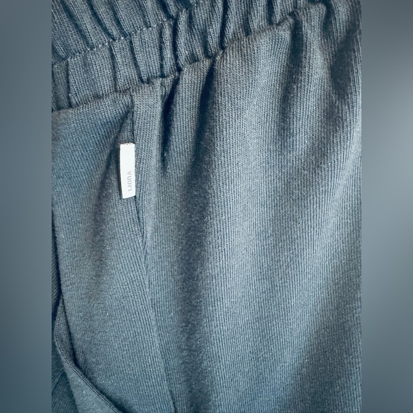 Vuori Black Cropped Utility Joggers - Picture 6 of 7